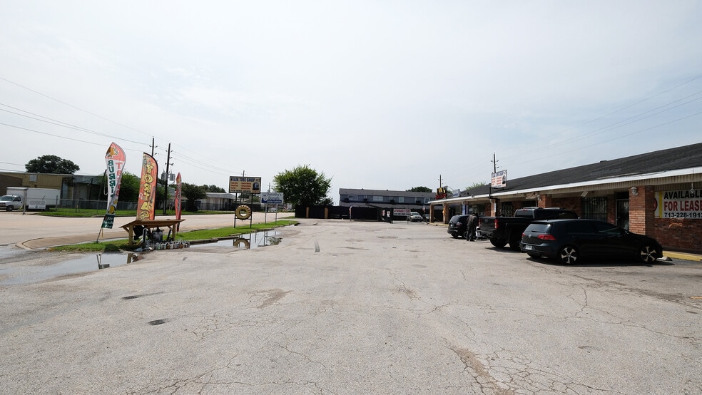 More Photos Of 6615-6627 Brittmoore Rd, Houston Storefront For Lease
