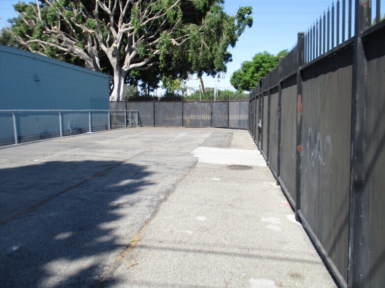 More Photos Of 9900-9904 S Central Ave, Los Angeles Schools For Lease