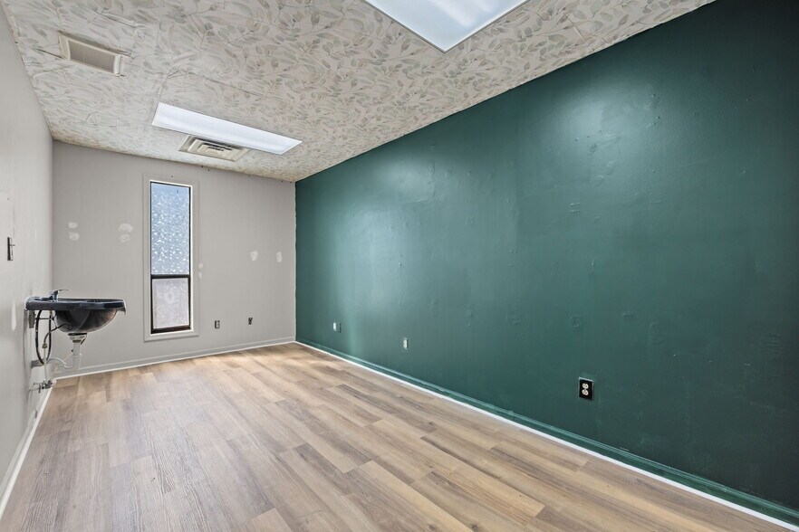 More Photos Of 411 Western Blvd, Jacksonville Medical For Sale