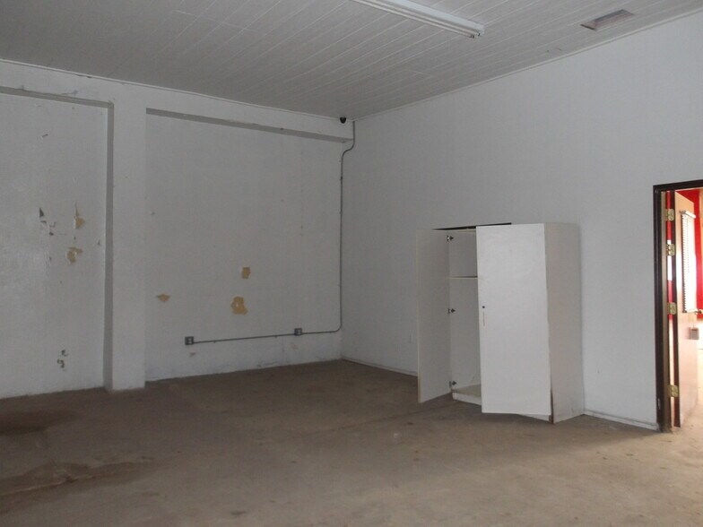 More Photos Of 618 W Van Buren Ave, Harlingen Light Distribution For Sale