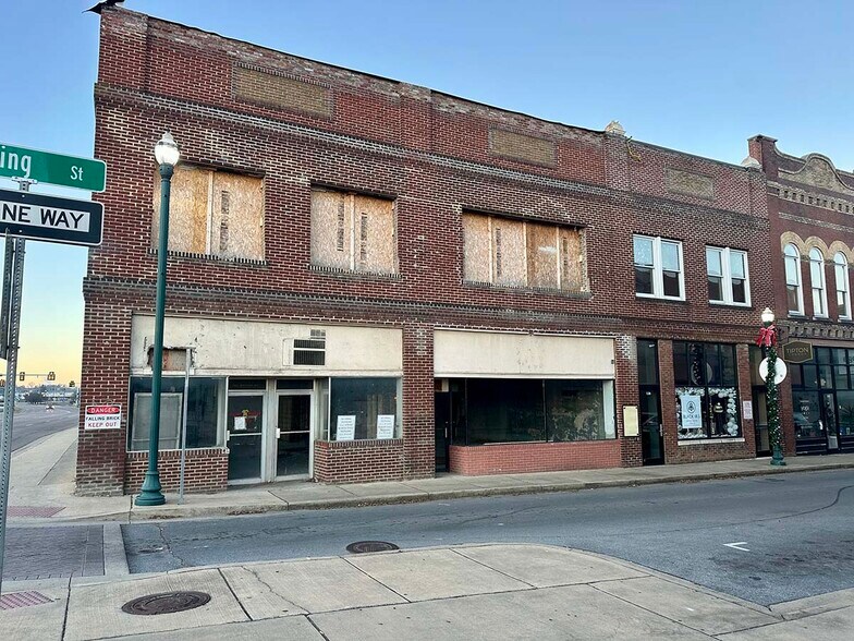More Photos Of 130 Spring St, Johnson City General Retail For Lease