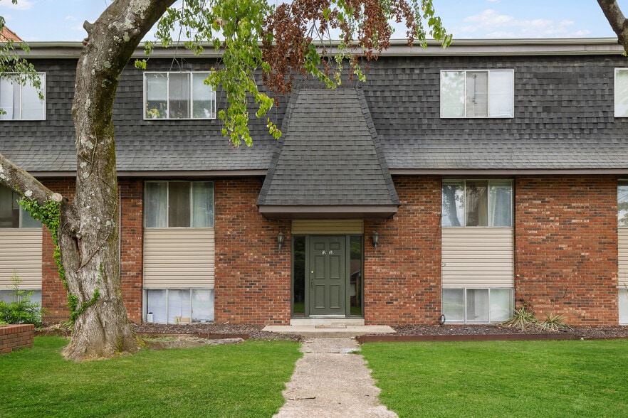 More Photos Of 400 N Oakland Ave, Carbondale Apartments For Sale