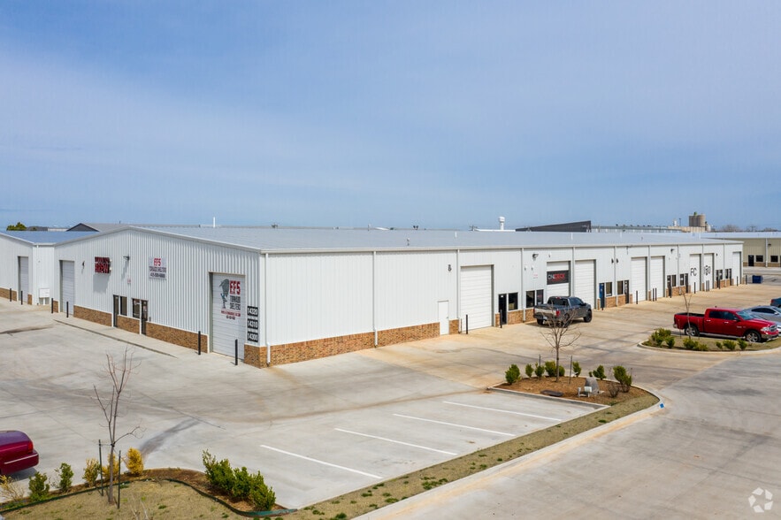 Primary Photo Of 14300 N Lincoln Blvd, Edmond Warehouse For Lease