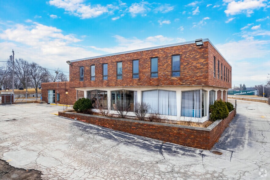 More Photos Of 201 S Hawley Ct, Milwaukee Light Distribution For Sale