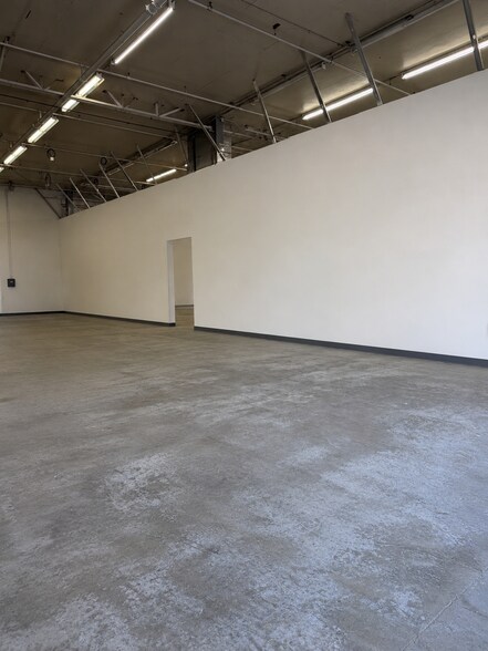 More Photos Of 2210 Hutton Dr, Carrollton Warehouse For Lease