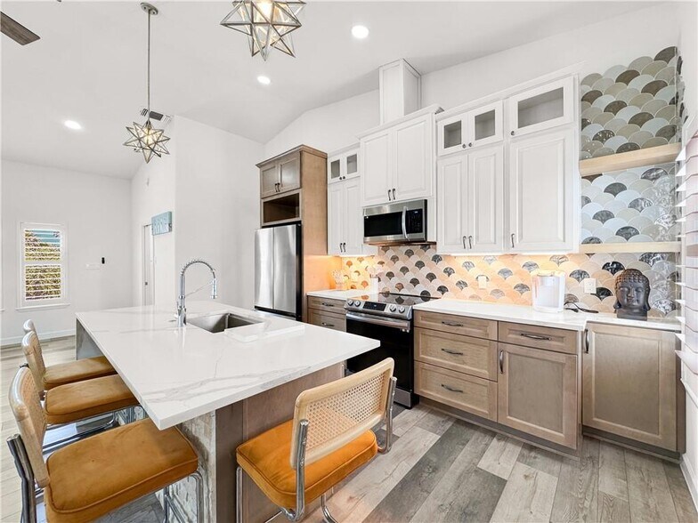 More Photos Of 1601 Ocean Dr, Corpus Christi Apartments For Sale