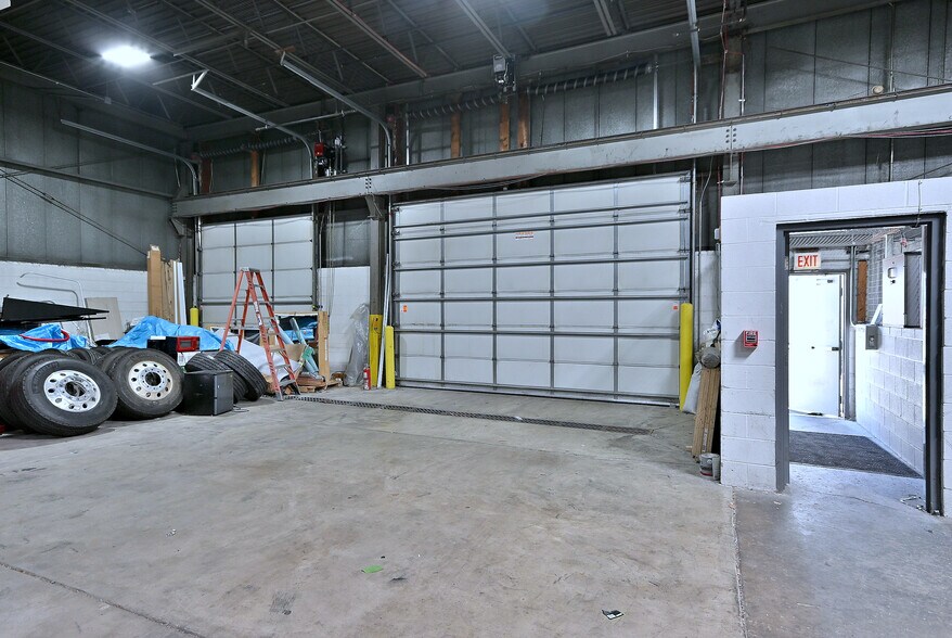 More Photos Of 2100 W 21st St, Broadview Light Manufacturing For Lease