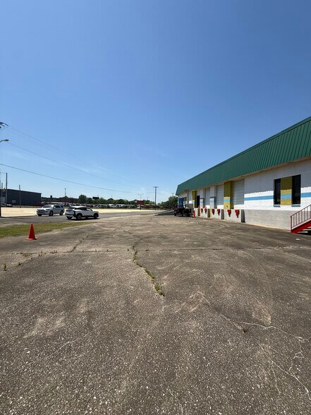 More Photos Of 6420-6436 3rd Ave N, Birmingham Warehouse For Sale