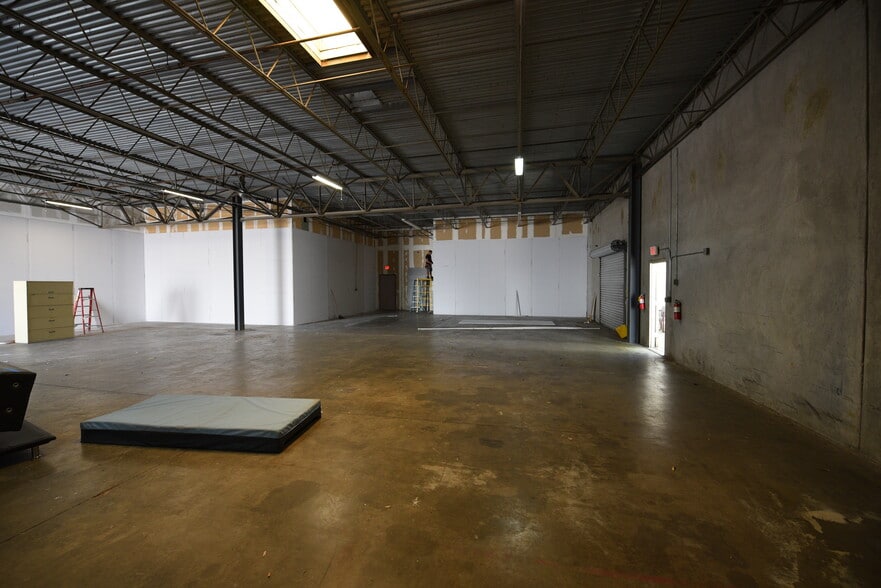 More Photos Of 1211 Tech Blvd, Tampa Manufacturing For Lease