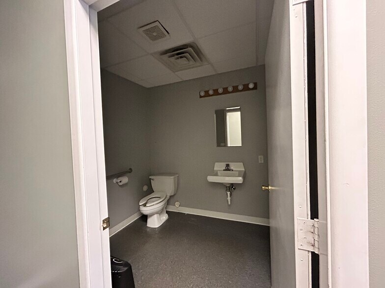 More Photos Of 3234 S Westnedge Ave, Kalamazoo Medical For Sale