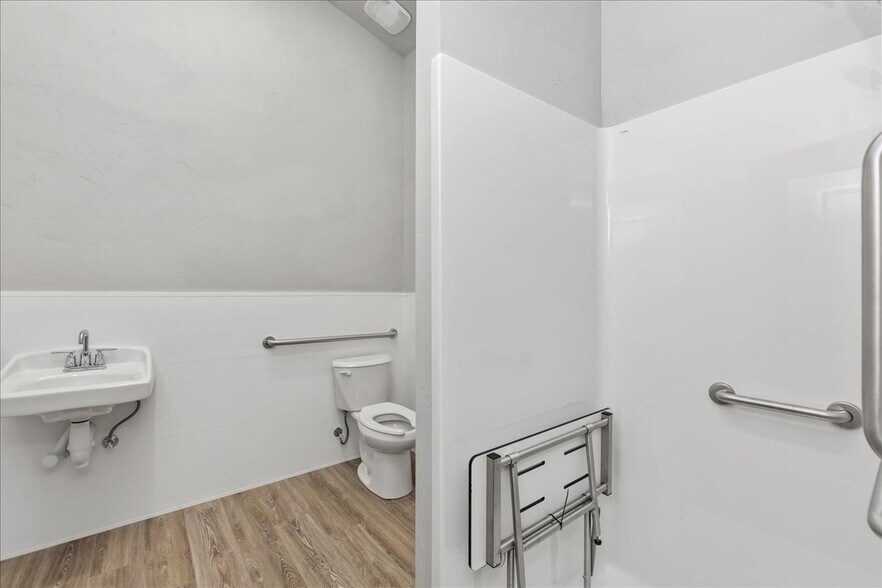 More Photos Of 225 N Happy Valley Rd, Nampa Warehouse For Lease