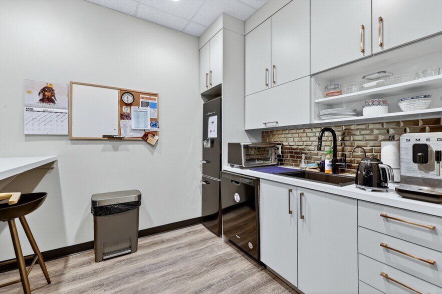 More Photos Of 2020 4th St SW, Calgary Office For Lease