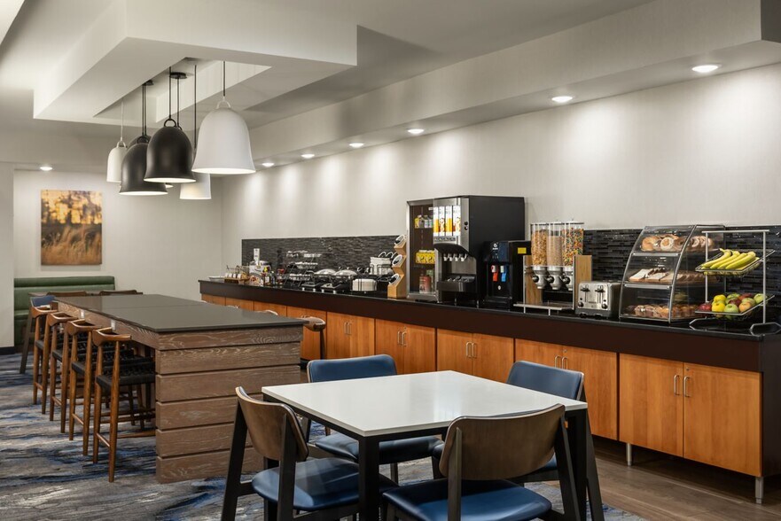 More Photos Of 3045 Centre Pointe Dr N, Roseville Hotel For Sale