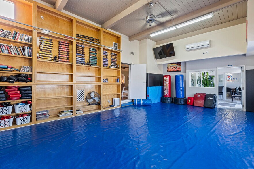 More Photos Of 906 E Commonwealth Ave, Fullerton Storefront For Sale