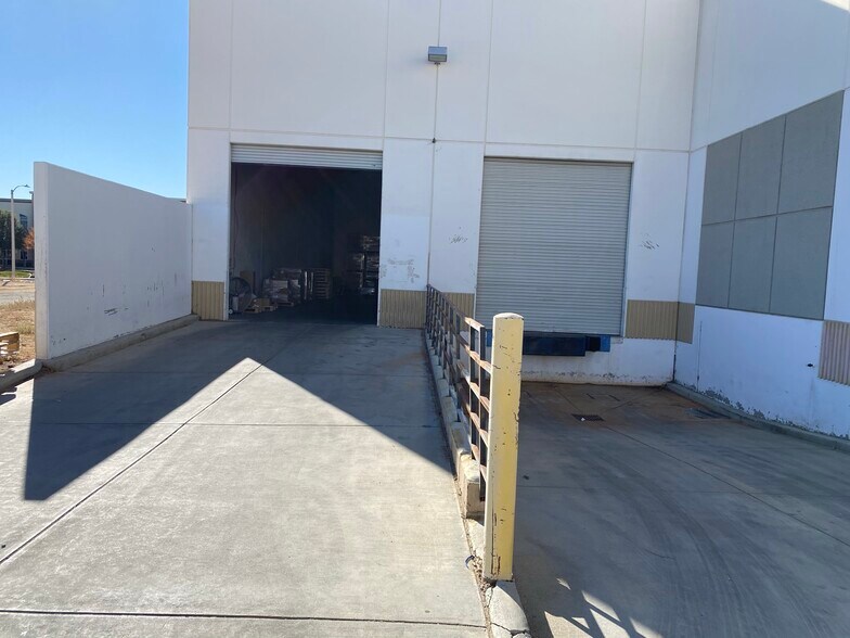 More Photos Of 38940 Trade Center Dr, Palmdale Warehouse For Lease