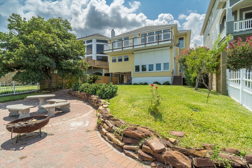 More Photos Of 804 Bay Ave, Kemah Specialty For Sale