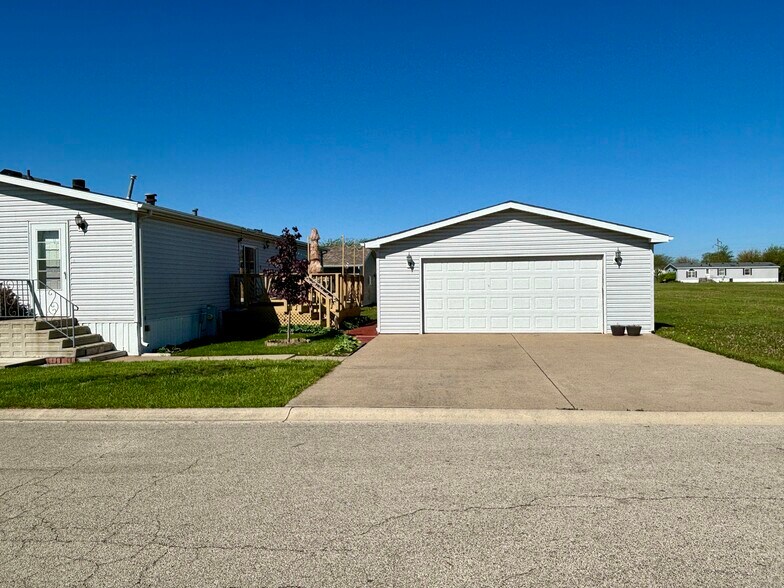 More Photos Of 104 Enterprise Dr, Chenoa Manufactured Housing Mobile Home Park For Sale