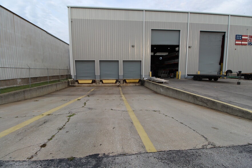 More Photos Of 4700 Middle Ave, Sarasota Warehouse For Sale