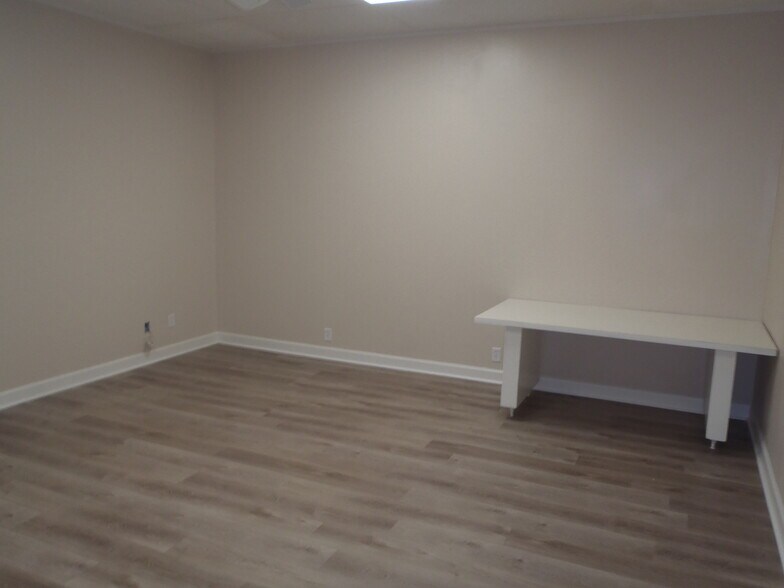 More Photos Of 2025 McLarty Dr, Newport Office For Sale