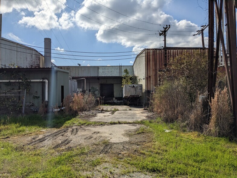 More Photos Of 314 N Maple St, Adel Manufacturing For Sale