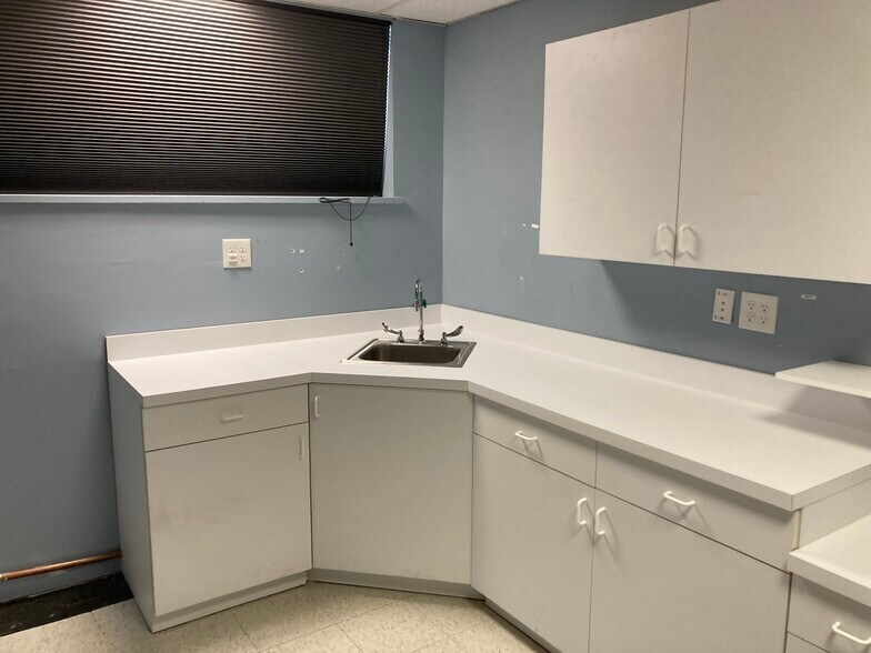 More Photos Of 810 Abbott Blvd, Fort Lee Medical For Sale