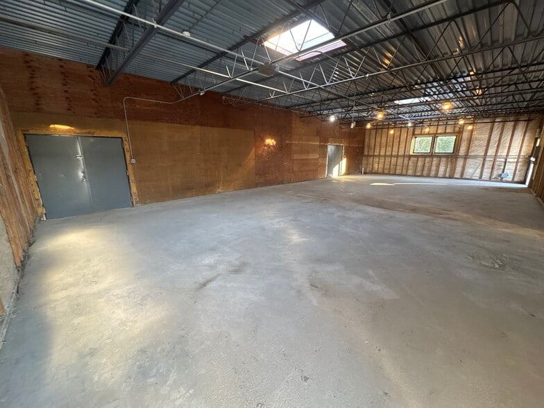 More Photos Of 32 Chichester Ave, Center Moriches Warehouse For Lease