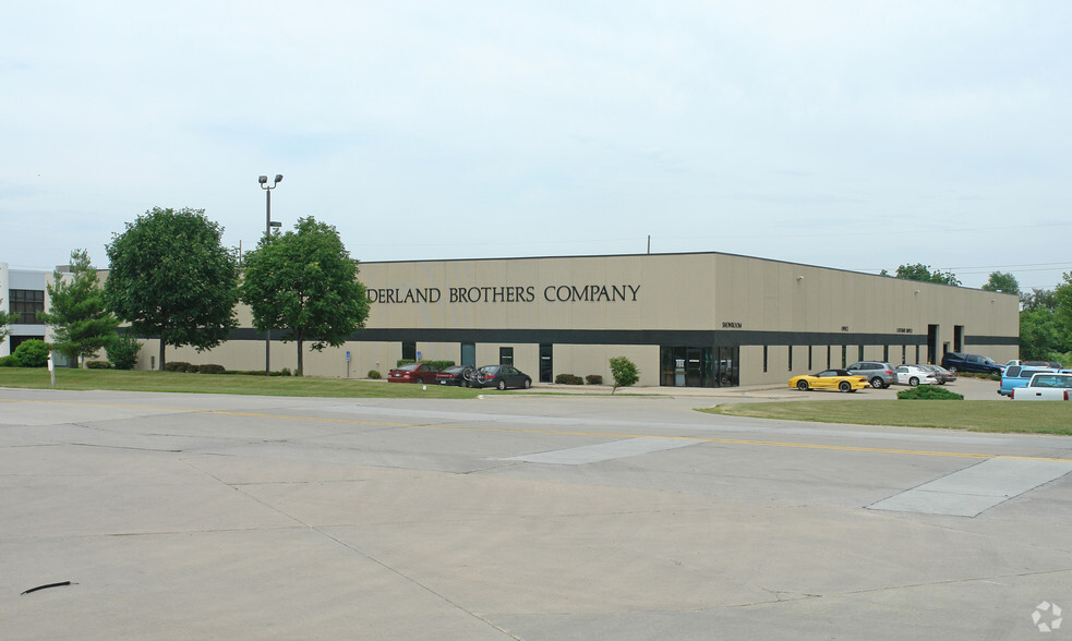 Primary Photo Of 4451 112th St, Urbandale Distribution For Lease