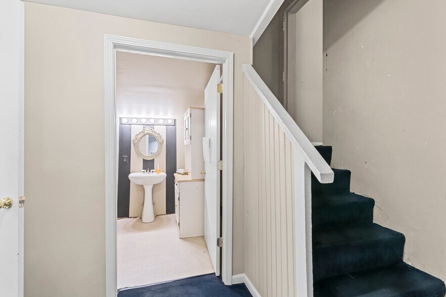 More Photos Of 138 E Market St, New Albany Lodge Meeting Hall For Sale