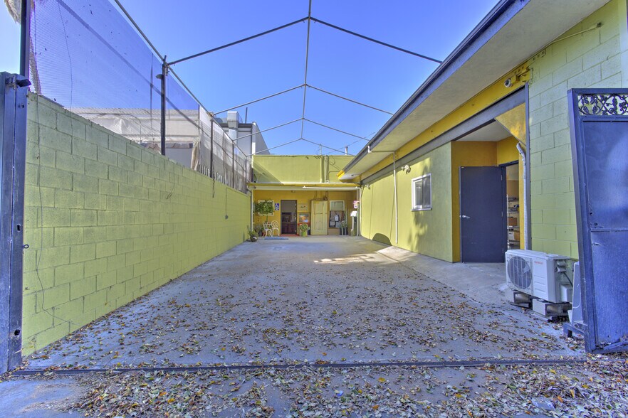 More Photos Of 7172 Melrose Ave, Los Angeles Storefront For Sale
