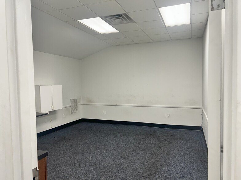 More Photos Of 1245 Central Park Ave, Yonkers Auto Dealership For Lease