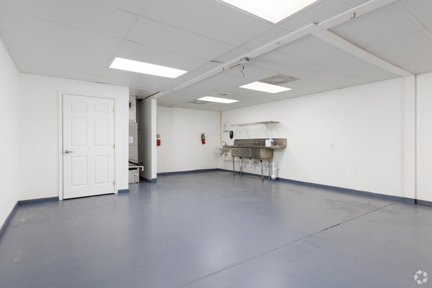 More Photos Of 2600 Aurora Rd, Melbourne Unknown For Lease