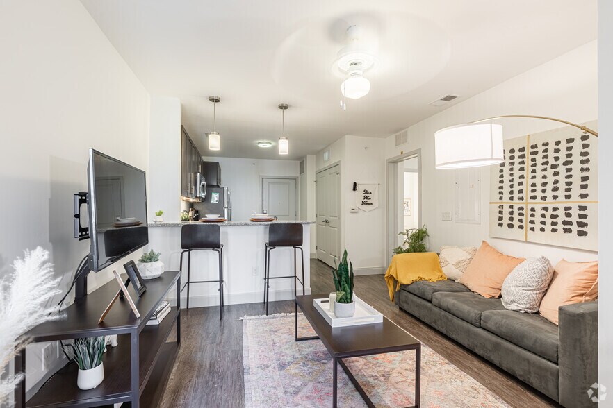 More Photos Of 165 W McMillan St, Cincinnati Apartments For Lease