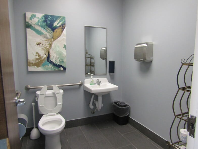 More Photos Of 521 N Lewis St, New Iberia Freestanding For Sale