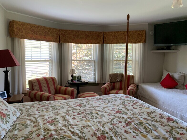 More Photos Of 548 Main St, Fryeburg Hotel For Sale