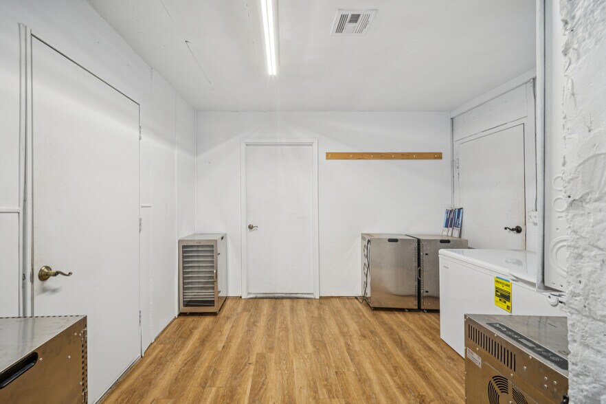 More Photos Of 119 N Broadway, Coweta General Retail For Sale