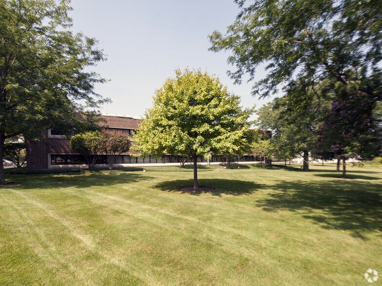 More Photos Of 1100 Corporate Dr, McHenry Unknown For Lease