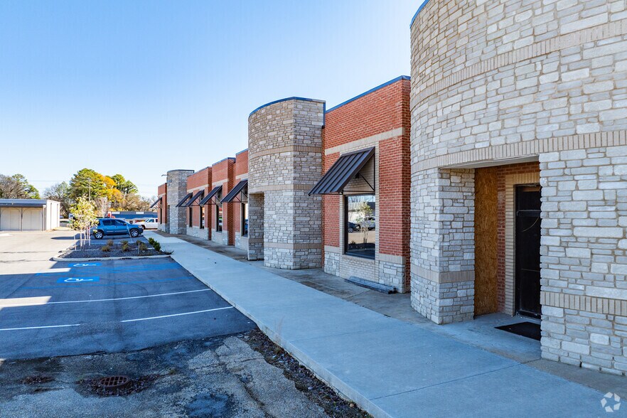 More Photos Of 807-809 Varsity Dr, Tupelo Storefront For Sale