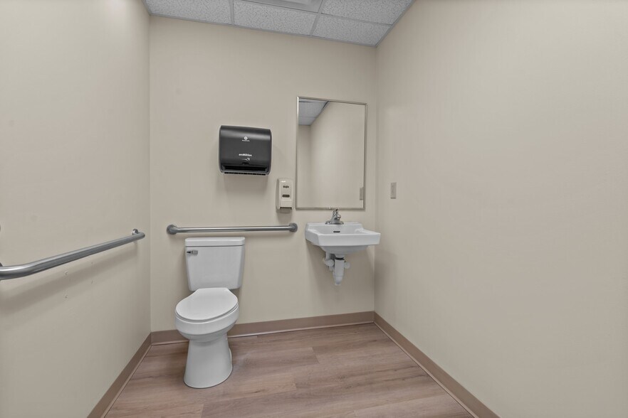 More Photos Of 1730 Five Points Ln, Fuquay Varina Warehouse For Lease