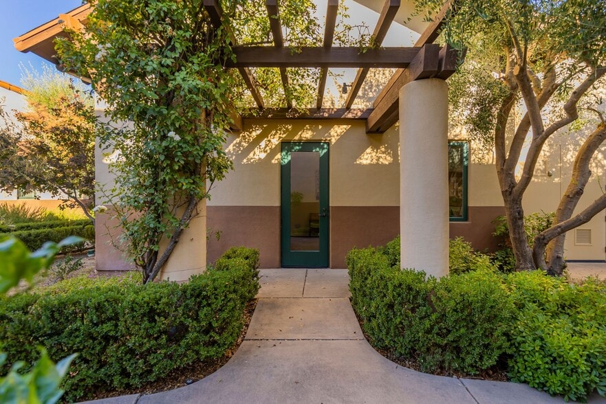 More Photos Of 407 Bryant Cir, Ojai Office For Sale