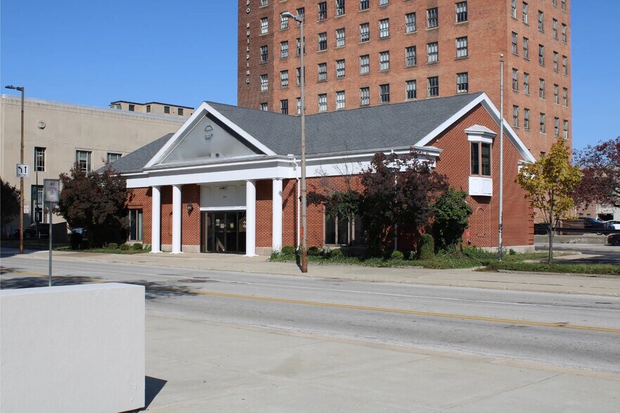More Photos Of 800 Madison Ave, Toledo Bank For Sale