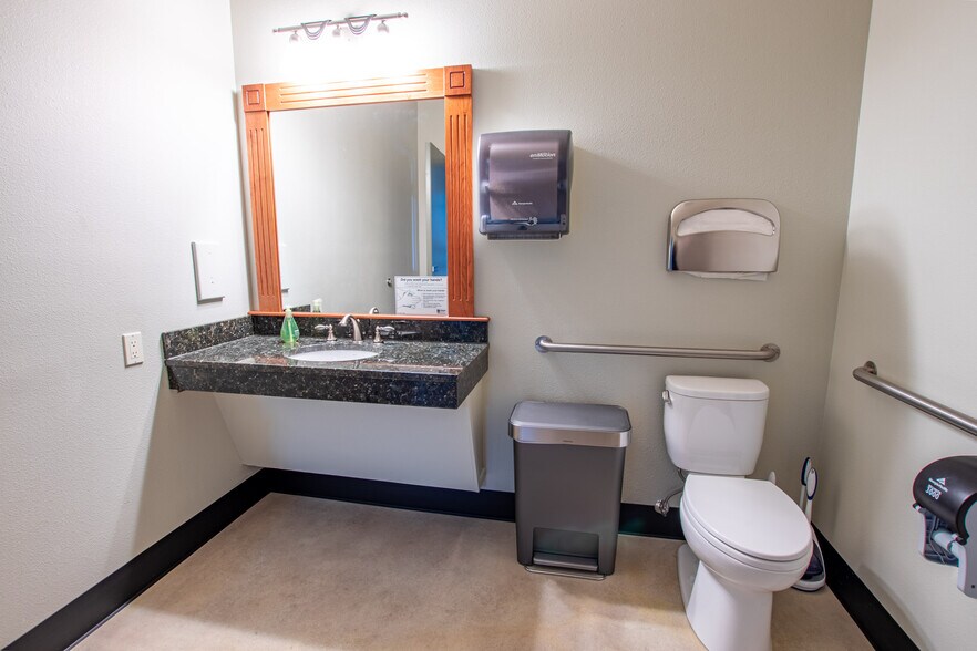 More Photos Of 692 N Aylor Ct, Sisters Warehouse For Lease