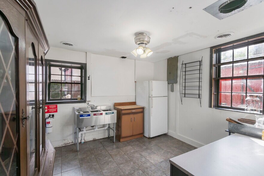 More Photos Of 901 Franklin Ave, Lexington General Retail For Sale