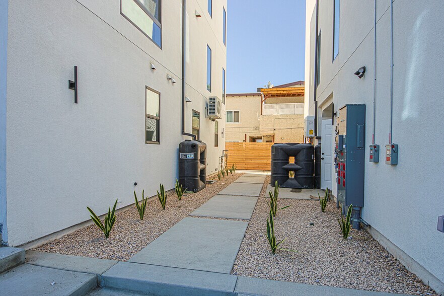 More Photos Of 6401 Odessa Ave, Lake Balboa Multifamily For Sale