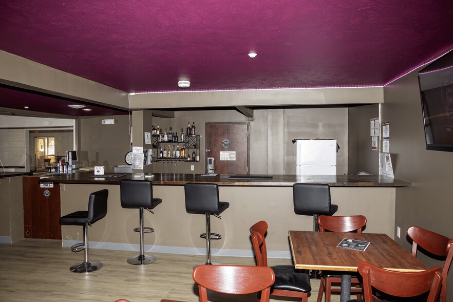 More Photos Of 1520 S Washington St, Du Quoin Hotel For Sale