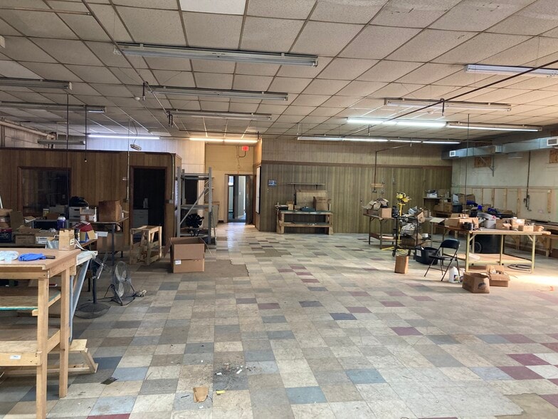 More Photos Of 429-431 Tower Ave, Superior Manufacturing For Sale