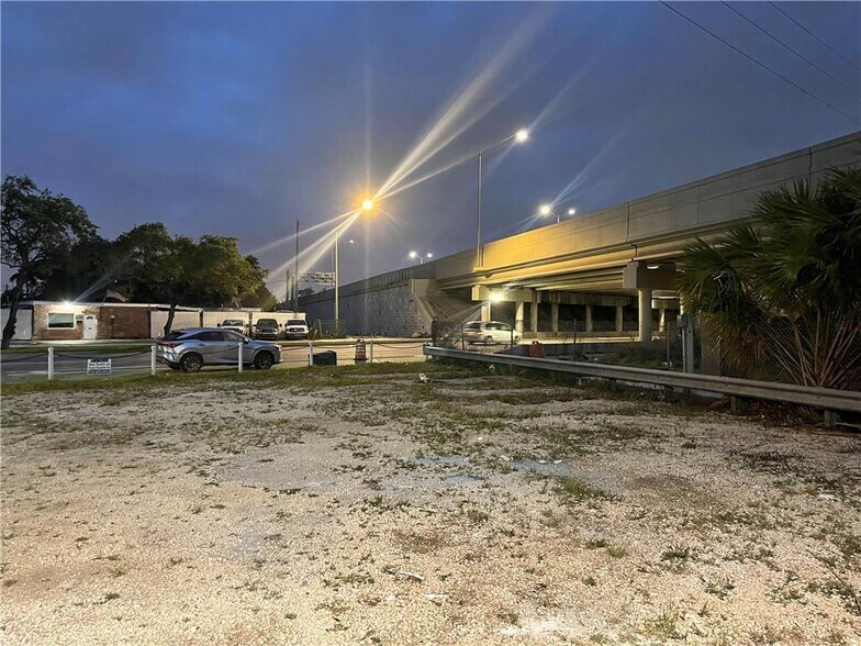 More Photos Of 665 W Prospect Rd, Oakland Park Showroom For Lease