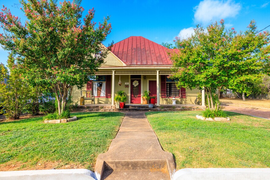 More Photos Of 303 W Austin St, Fredericksburg Office Residential For Sale