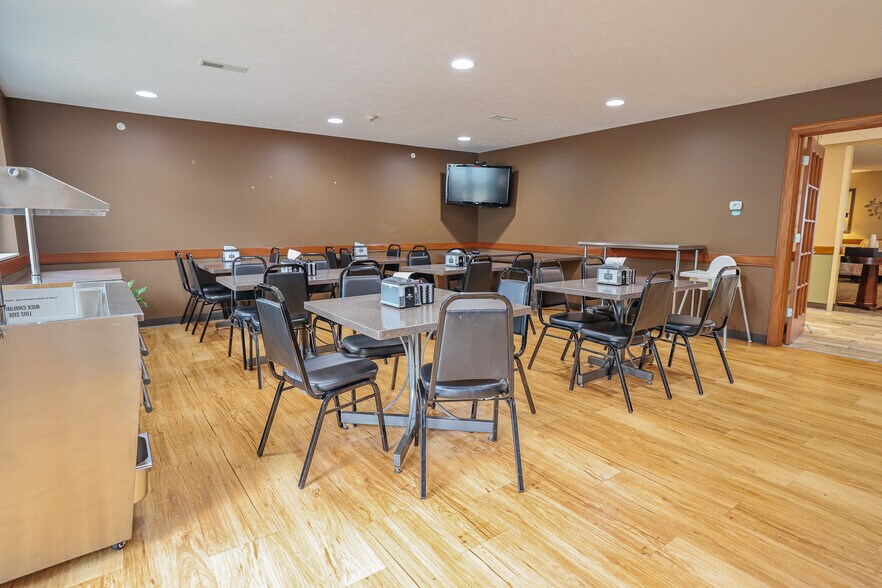 More Photos Of 625 W Washington St, Pittsfield Hotel For Sale