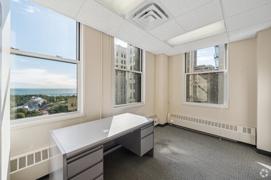 More Photos Of 111 N Wabash Ave, Chicago Office For Sale