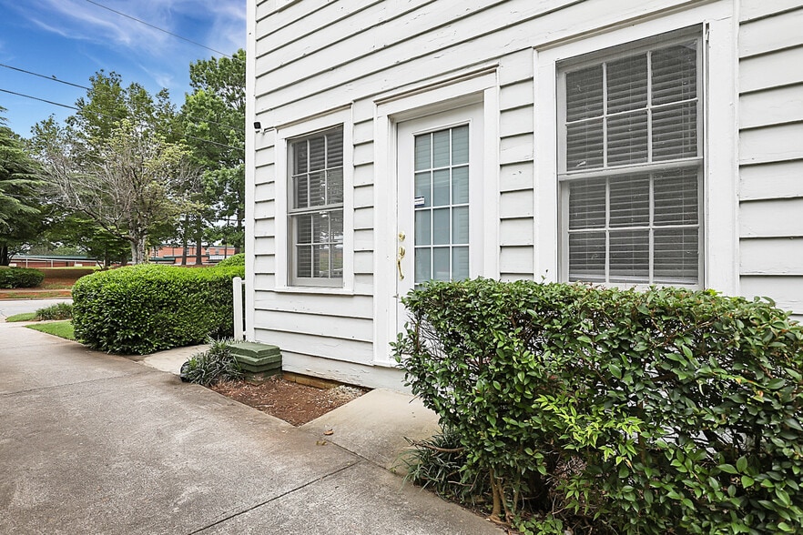 More Photos Of 228 E Poplar St, Griffin Office For Lease